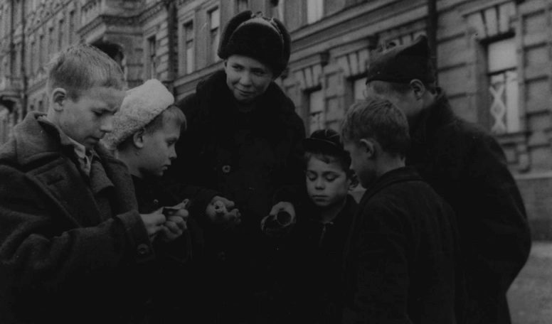 Ленинградский школьник Валя Рокотов показывает потушенные зажигательные бомбы. Сентябрь 1941 г. 