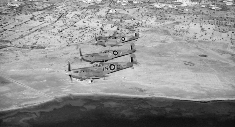 Истребители Spitfire LF Mk Vs над тунисским побережьем. Март 1943 г.