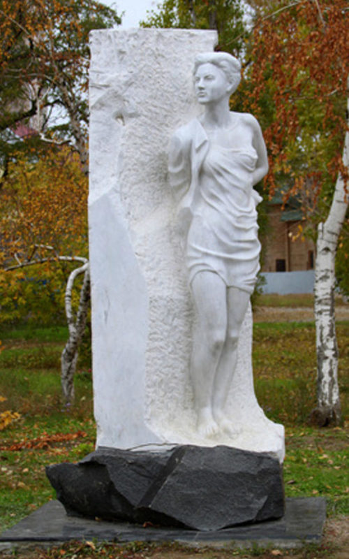 г. Волгоград. Памятник Зое Космодемьянской был открыт в 1998 году, установленный во дворе школы №130. Скульптор – В. Фетисов.
