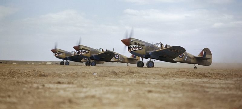 Истребители Curtiss Kittyhawk Mk. IIIs на аэродроме Меденина. Март 1943 г.