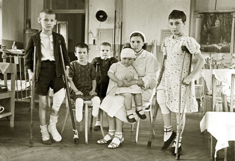 Раненные ленинградские дети в больнице. Апрель 1942 г.