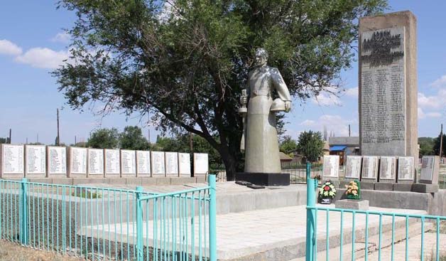 с. Жутово 1-е Октябрьского р-на. Мемориал, установленный на братской могиле, в которой похоронено 263 советских воина.