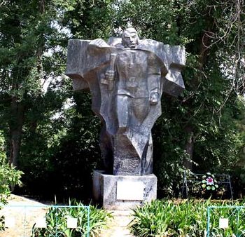 с. Жутово 2-е Октябрьского р-на. Памятник, установленный на братской могиле, в которой похоронено 33 советских воина.