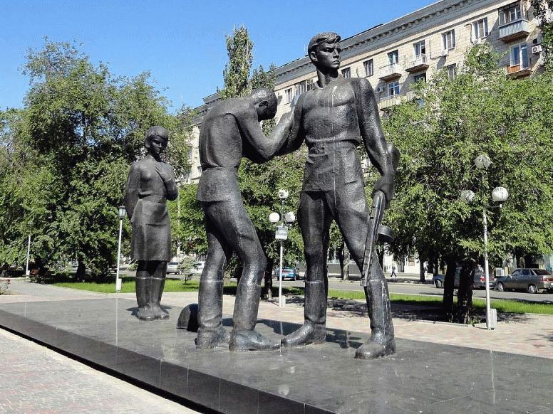 г. Волгоград. Памятник комсомольцам – защитникам Сталинграда, установленный на проспекте Ленина рядом в 1973 году.