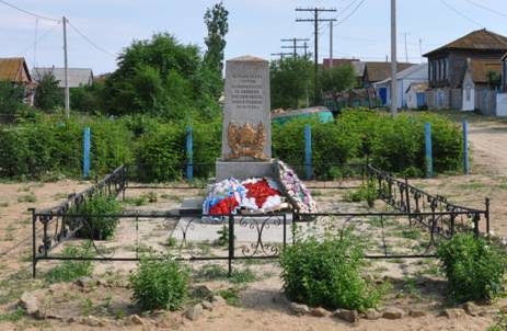 с. Горноводяное Дубовского р-на. Братская могила советских воинов, погибших в годы войны. 