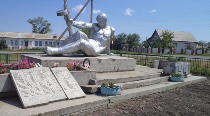 с. Александровка Киквидзенского р-на. Памятник воинам-землякам, установленный в 1977 году.