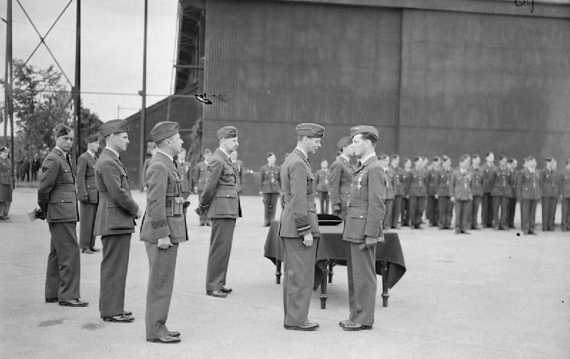 Король Георг VI награждает пилота Джона Аллена. Хорнчерч. Июнь 1940 г