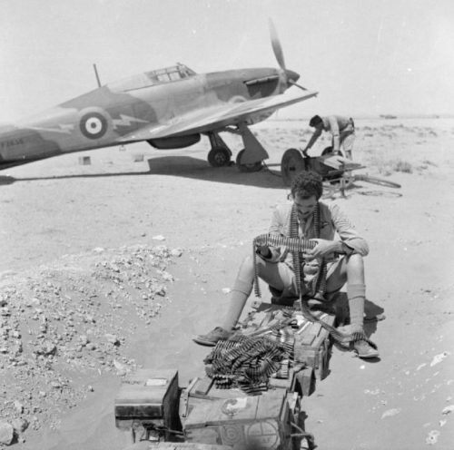 Оружейники снаряжают пулеметные ленты для авиационных пулеметов. 1942 г.