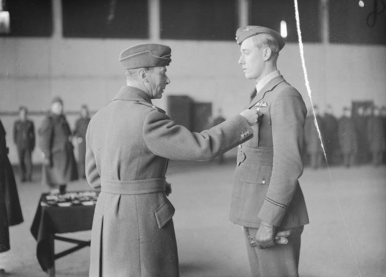 Король Георг VI награждает пилота А.Г. Льюиса. Даксфорд. Сентябрь 1940 г. 