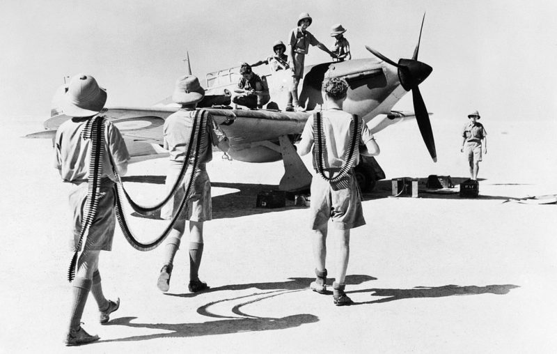 Оружейники снаряжают пулеметные ленты для авиационных пулеметов. 1942 г.