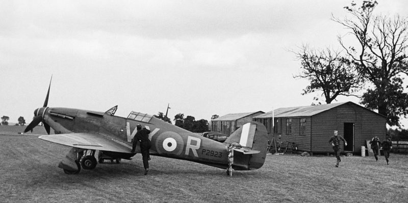 Пилоты из ЮАР 85-й эскадрильи бегут к своим самолетам. 1940 г.