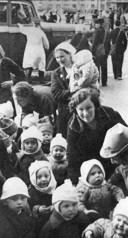 Эвакуация яслей и детских садов из Сталинграда. 1942 г. 