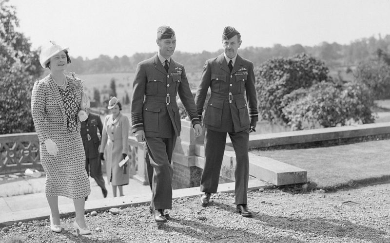 Король Георг VI и королева Елизавета в сопровождении маршала авиации сэра Хью Даудинга в штабе командования истребителей в монастыре Бентли, недалеко от Станмора. 1940 г.