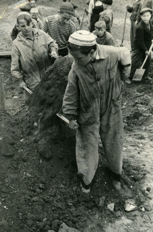 Ученики ремесленного училища № 11 на работах по восстановлению Ленинграда. 1944 г.