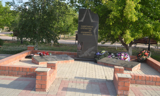 с. Гмелинка Старополтавского р-на. Братская могила советских воинов, погибших во время Сталинградской битвы.