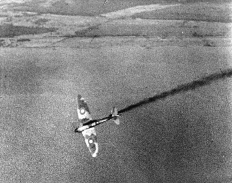 Горящий британский истребитель «Спитфайр». Ноябрь 1940 г. 