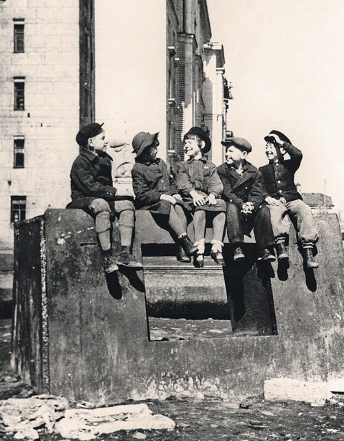 Дети Ленинграда, пережившие блокаду. Март 1945 г.