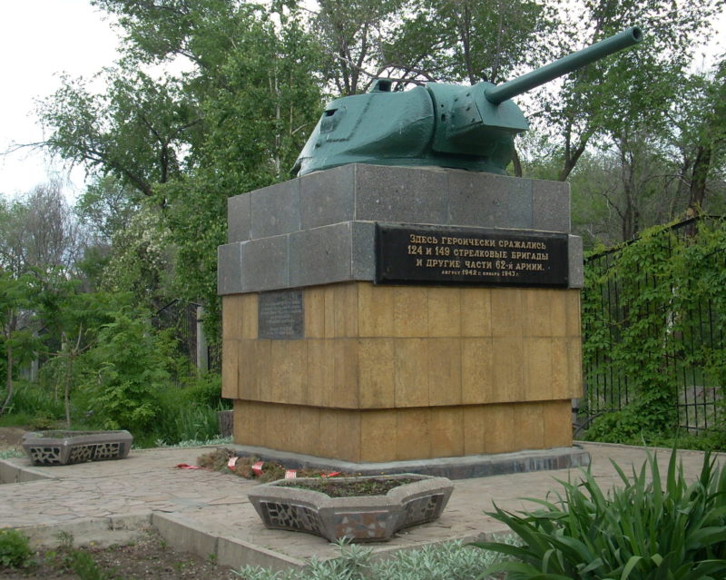 г. Волгоград пос. Спартановка. Памятный знак на месте, где сражались части 124 и 149-й отдельной стрелковой бригады.