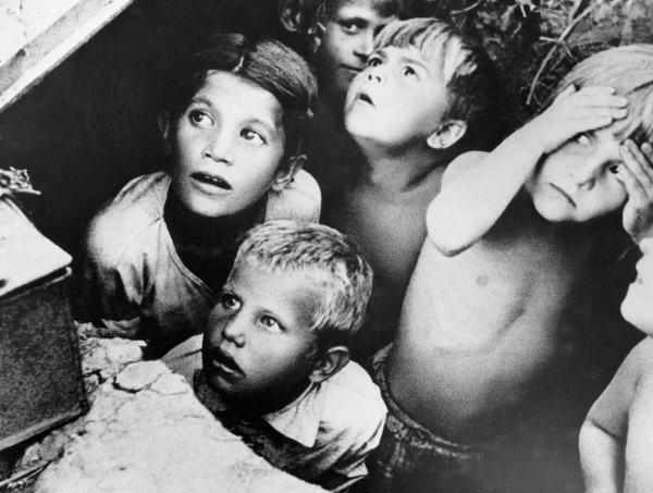 Дети во время бомбежки. Минск. Июнь, 1941 г.