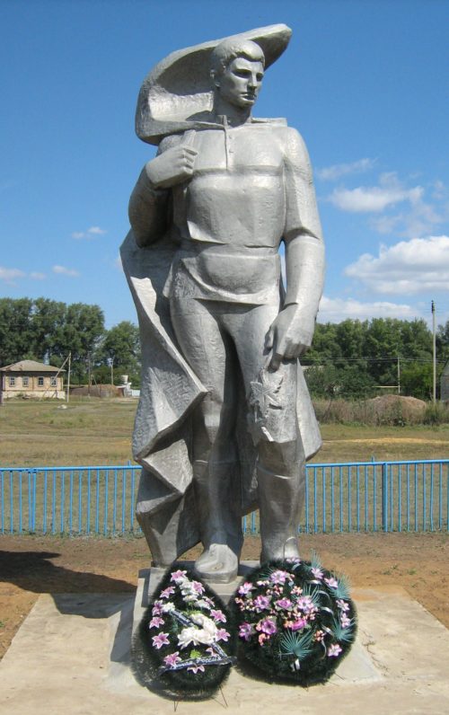 х. Верхнереченский Клетского р-на. Памятник, установленный на братской могиле советских воинов.