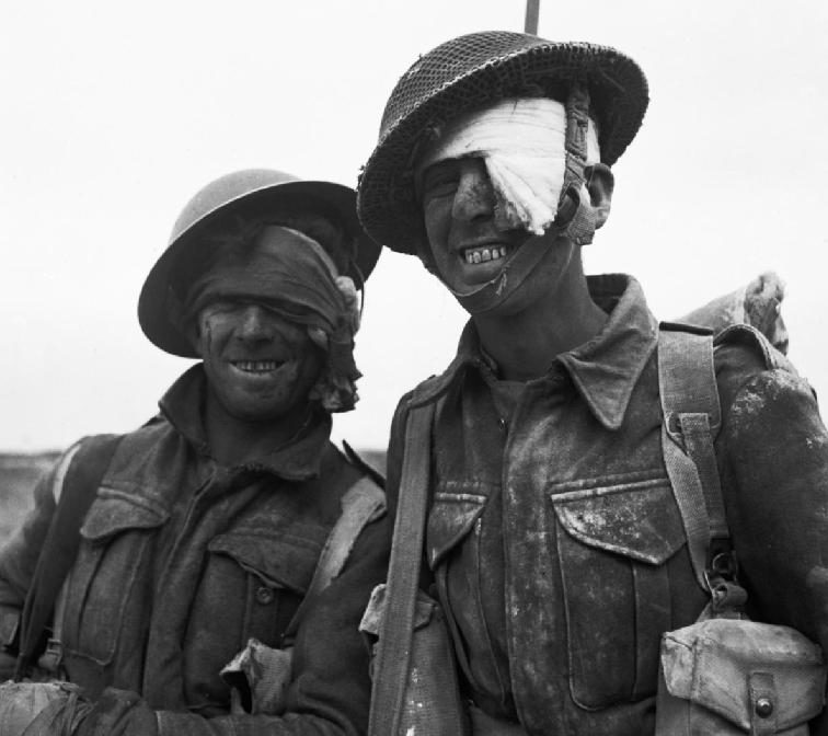 Раненые британские пехотинцы на линии Марета. 24 марта 1943 г.