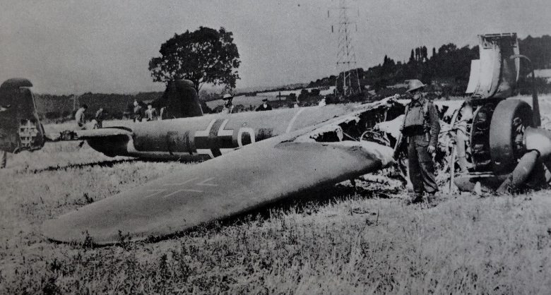 Британские солдаты охраняют сбитый бомбардировщик Dornier Do-17Z. Август 1940 г. 