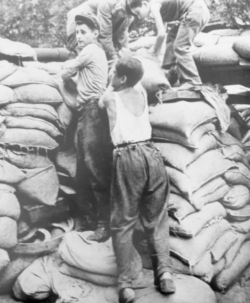 Одесские подростки на строительстве баррикад. Август 1941 г.