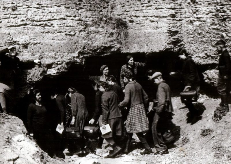 Одесские школьники прячутся в катакомбы во время авианалета. Сентябрь 1941 г.