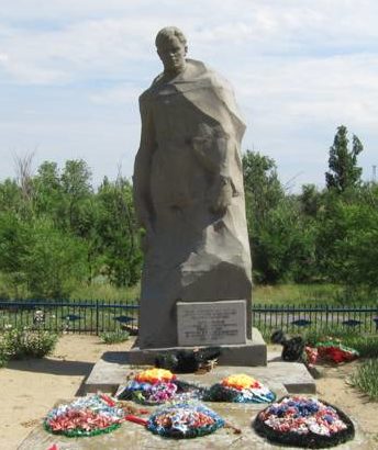 с. Лозное Дубовского р-на. Братская могила советских воинов, погибших в годы войны. 