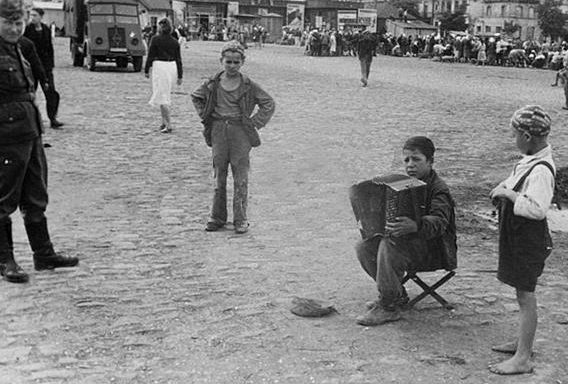 Одесские дети во время оккупации. Лето 1942 г.