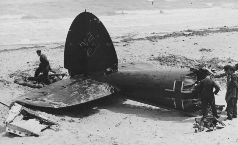 Британские военнослужащие у хвостовой части немецкого бомбардировщика He-111. 1940 г. 