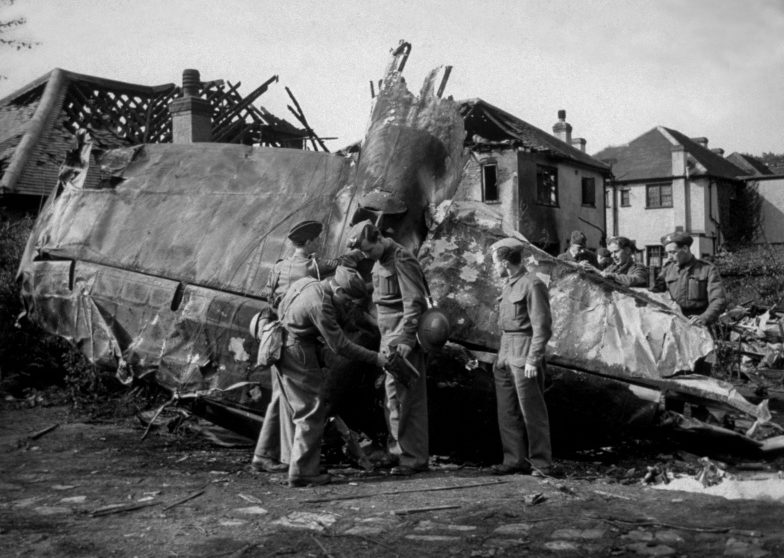 Британские солдаты у сбитого зенитной артиллерией бомбардировщика He -111 1940 г. 