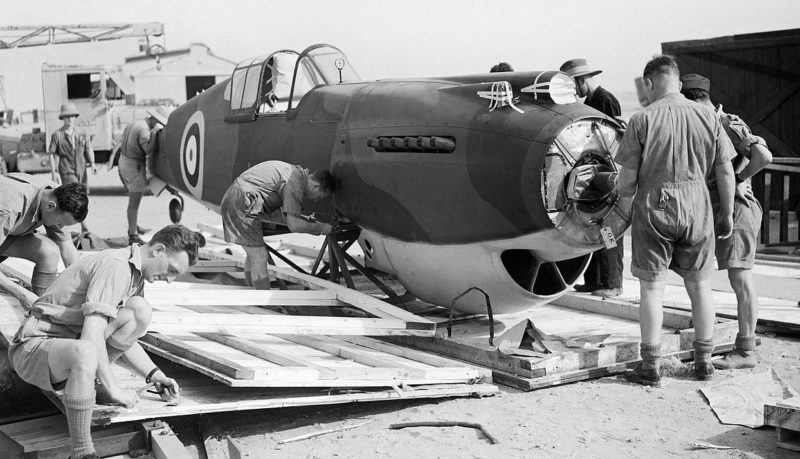 Монтажники распаковывают фюзеляжа Curtiss Tomahawk Mark IIB для сборки самолета. 1943 г.