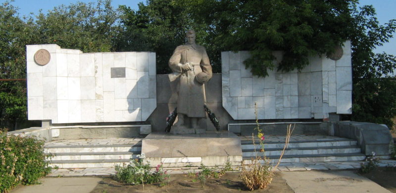 х. Караженский Клетского р-на. Памятник, установленный на братской могиле советских воинов.