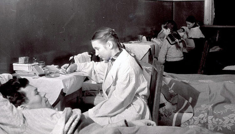 Школьницы в госпитале пишут письма за раненных. 1942 г.