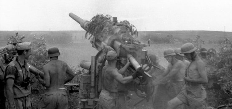 Немцы стреляют из 88-мм орудия у города Туниса. Апрель 1943 г.