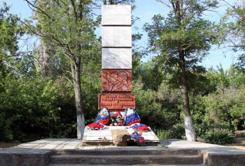 с. Песковатка Дубовского р-на. Памятник во дворе школы установленный в 1975 году на братской могиле, в которой захоронено 112 советских воинов.