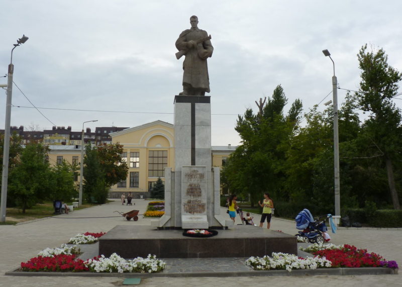 г. Волгоград. Памятник по улице Гурьева, установленный на братской могиле воинов 62 и 64-й армий.