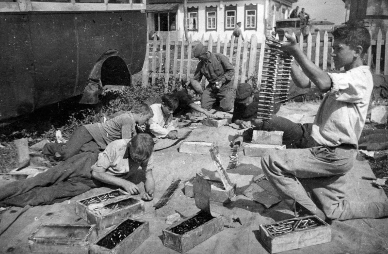 Школьники на прифронтовом аэродроме. 1942 г. 