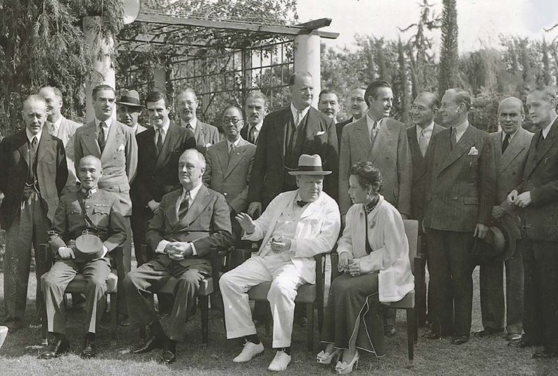 Чан Кайши, Ф.Д. Рузвельт, У. Черчилль на Каирской конференции. Ноябрь 1943 г.