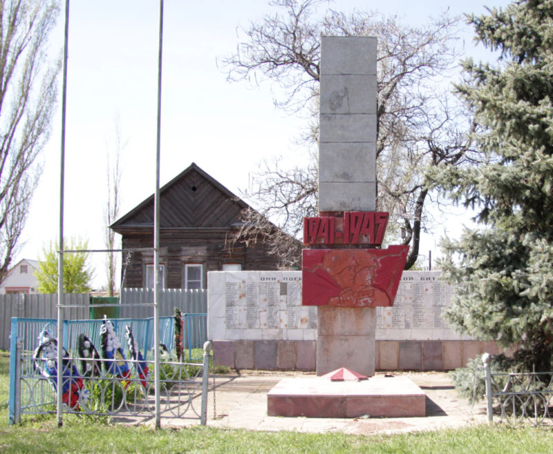 с. Пичуга Дубовского р-на. Братская могила советских воинов, погибших в годы войны.