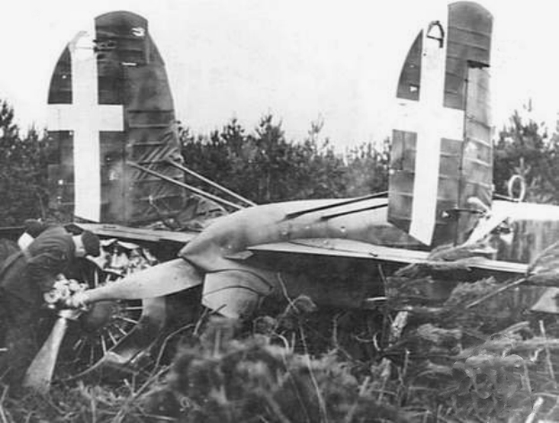 Разбитый итальянский бомбардировщик Fiat BR.20M. Октябрь 1940 г. 
