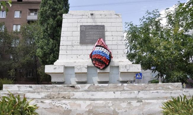 г. Волгоград. Памятник на углу улиц Таращанской и Богунской, установленный на братской могиле воинов 45-й стрелковой дивизии.