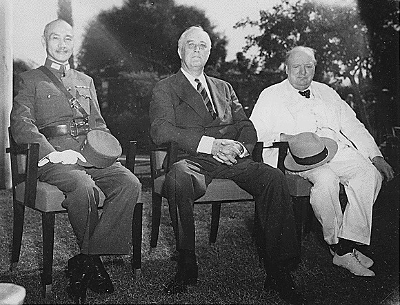 Чан Кайши, Ф.Д. Рузвельт, У. Черчилль на Каирской конференции. Ноябрь 1943 г. 