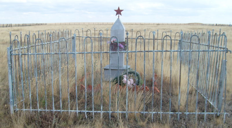 с. Цветочное Старополтавского р-на. Братская могила советских воинов.