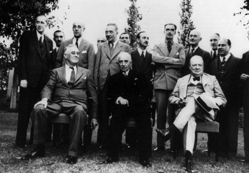 Президент Рузвельт, президент Турции Иноню, премьер-министр Уинстон Черчилль на Каирской конференции. Ноябрь 1943 г.