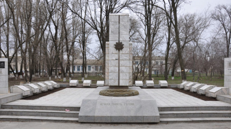 п. Октябрьский. Братская могила советских воинов, погибших во время Сталинградской битвы.