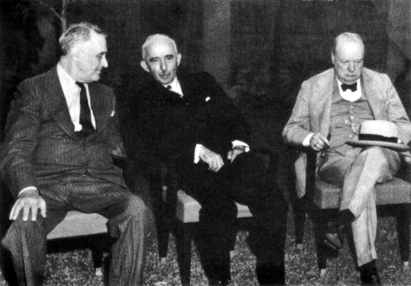 Президент Рузвельт, президент Турции Иноню, премьер-министр Уинстон Черчилль на Каирской конференции. Ноябрь 1943 г.