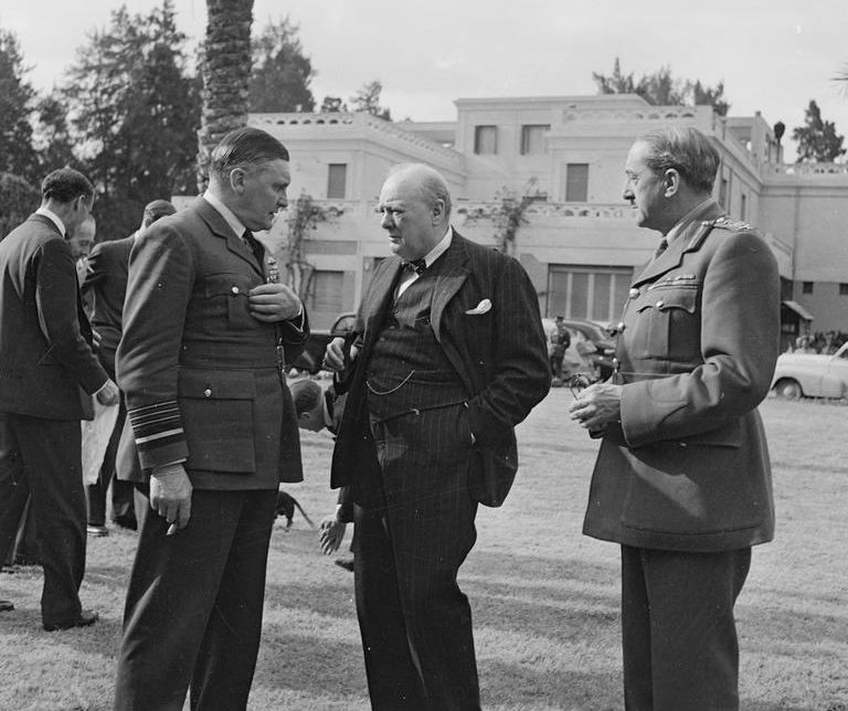 Уинстон Черчилль среди генералов на Каирской конференции. Ноябрь 1943 г.