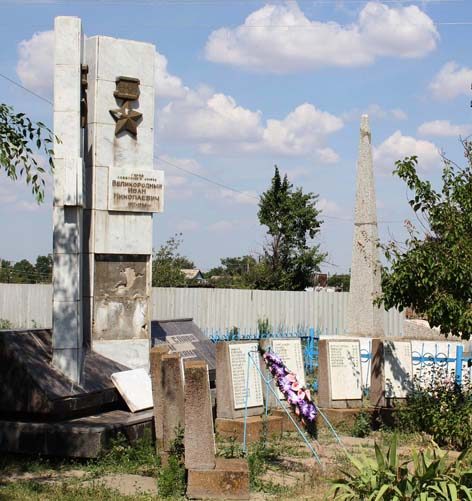 с. Самохино Октябрьского р-на. Мемориал, установленный на братской могиле, в которой похоронено 29 павших воинов и земляков.